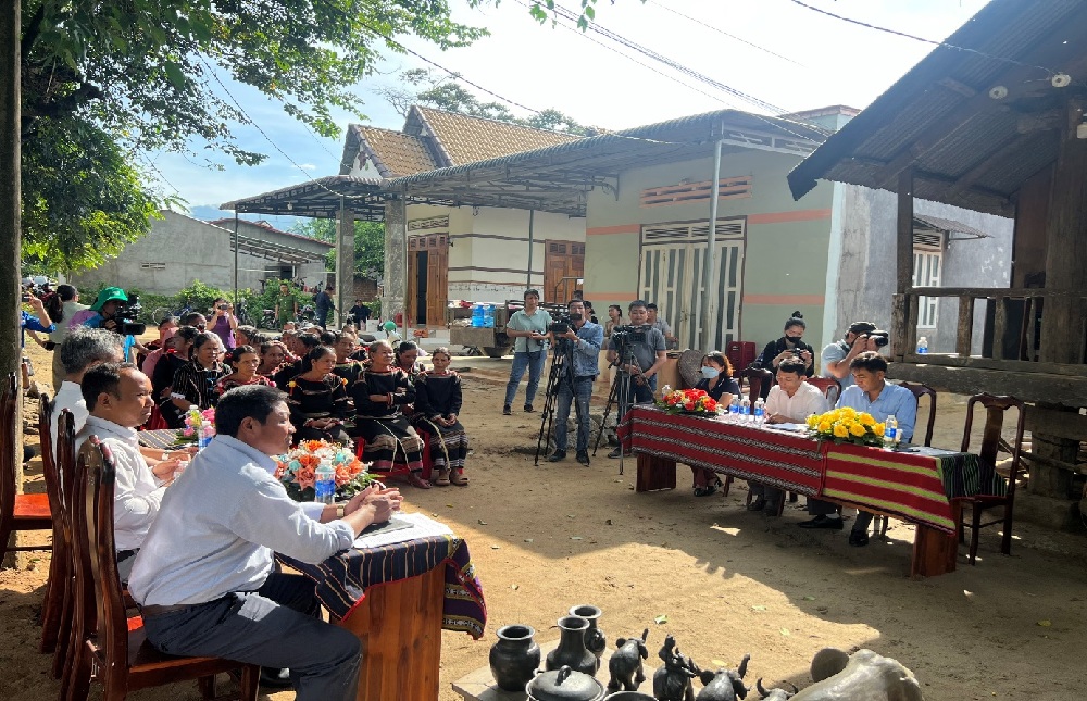 Khai giảng lớp truyền dạy và thực hành nghề làm gốm thủ công của dân tộc M’nông tại Buôn Dơng Bắk, xã Yang Tao, huyện Lắk